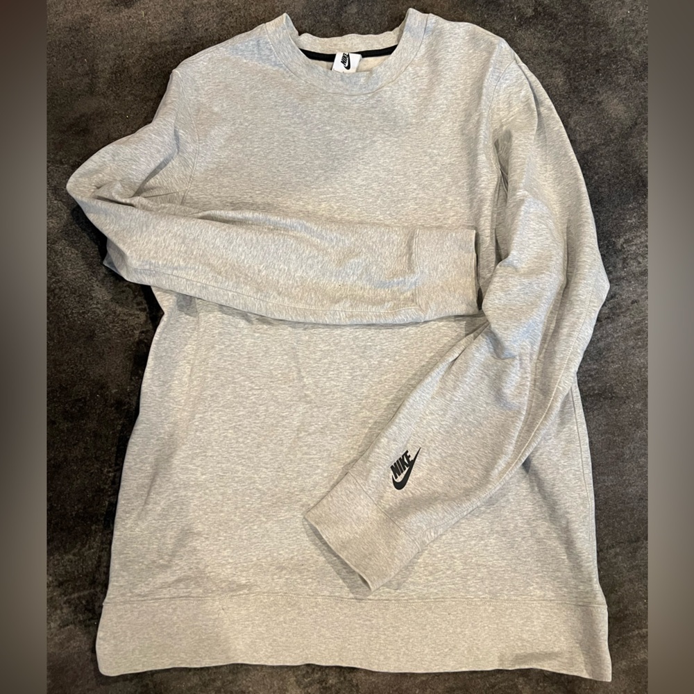 Like new men’s Nike crew neck